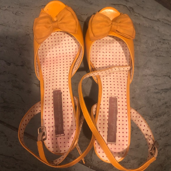 B.A.I.T. Mustard Yellow Peep Toe, Bow Adorned Heel - Picture 5 of 6